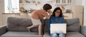 „Komm spielen, Mama!“ Manche Eltern haben das Gefühl, ihr Kind verlange ständig ihre Aufmerksamkeit. Das kann aber an einem simplen Missverständnis liegen.