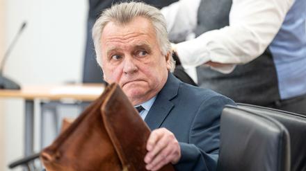Günther Krause (v), ehemaliger Bundesverkehrsminister, kommt  zusammen mit seinem Anwalt Peter-Michael Diestel in den Verhandlungssaal im Landgericht Rostock. Krause soll in einem Insolvenzverfahren Vermögen verheimlicht haben.