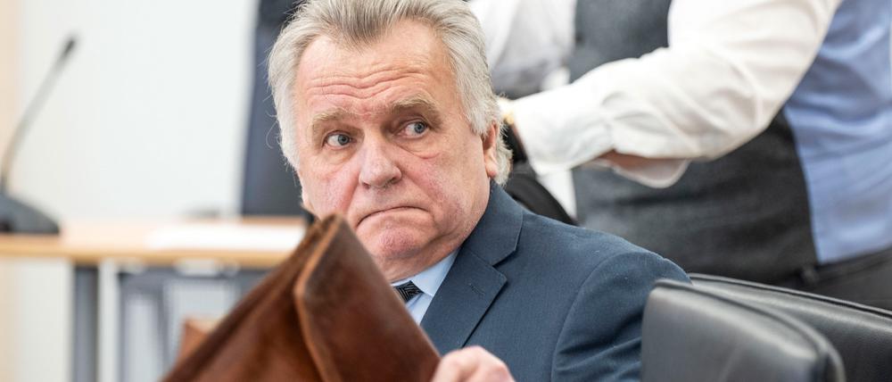 Günther Krause (v), ehemaliger Bundesverkehrsminister, kommt  zusammen mit seinem Anwalt Peter-Michael Diestel in den Verhandlungssaal im Landgericht Rostock. Krause soll in einem Insolvenzverfahren Vermögen verheimlicht haben.