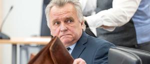 Günther Krause (v), ehemaliger Bundesverkehrsminister, kommt  zusammen mit seinem Anwalt Peter-Michael Diestel in den Verhandlungssaal im Landgericht Rostock. Krause soll in einem Insolvenzverfahren Vermögen verheimlicht haben.