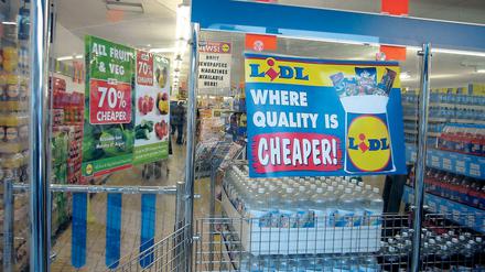 Eingang zu einem Lidl Supermarkt in London Entrance to a Lidl Supermarket in London