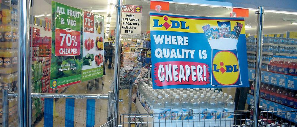 Eingang zu einem Lidl Supermarkt in London Entrance to a Lidl Supermarket in London