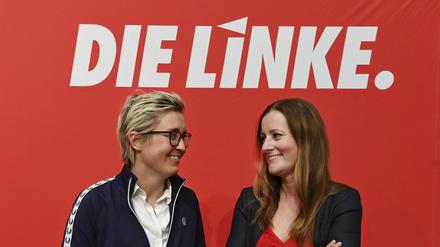 Susanne Hennig-Wellsow (l), Landesvorsitzende von Die Linke Thüringen, und Janine Wissler, stellvertretende Parteivorsitzende der Linken auf Bundesebene, stehen auf dem Landesparteitag der Linken Thüringen zusammen und lächeln. Auf dem Landesparteitag geht es um Konzepte der Regierungspartei für Thüringen sowie die Bewerbung der Landesvorsitzenden Hennig-Wellsow für den Bundesvorsitz. Wissler will gemeinsam mit Hennig-Wellsow eine Doppelspitze der Bundes-Linken bilden. Die Wahl der Parteispitze ist auf einem Bundesparteitag Ende Oktober in Erfurt geplant.