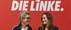 Susanne Hennig-Wellsow (l), Landesvorsitzende von Die Linke Thüringen, und Janine Wissler, stellvertretende Parteivorsitzende der Linken auf Bundesebene, stehen auf dem Landesparteitag der Linken Thüringen zusammen und lächeln. Auf dem Landesparteitag geht es um Konzepte der Regierungspartei für Thüringen sowie die Bewerbung der Landesvorsitzenden Hennig-Wellsow für den Bundesvorsitz. Wissler will gemeinsam mit Hennig-Wellsow eine Doppelspitze der Bundes-Linken bilden. Die Wahl der Parteispitze ist auf einem Bundesparteitag Ende Oktober in Erfurt geplant.
