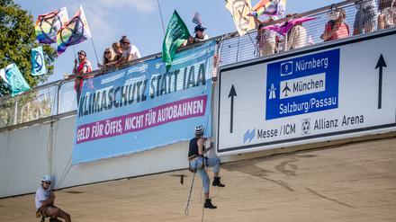 Klimaaktivisten der Extinction Rebellion München demonstrieren gegen die IAA. 