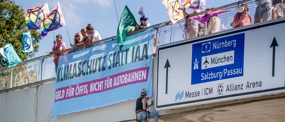 Klimaaktivisten der Extinction Rebellion München demonstrieren gegen die IAA.