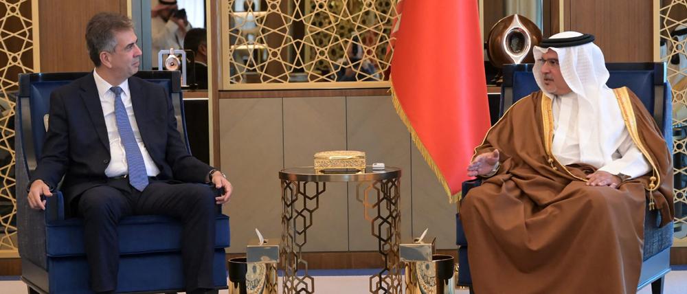 Der israelischen Spitzendiplomat Eli Cohen (l) beim Treffen mit dem bahrainischen Kronprinzen und Premierminister Salman Bin Hamad al-Khalifa in Manama. 