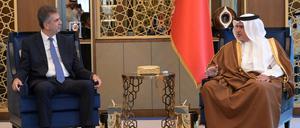 Der israelischen Spitzendiplomat Eli Cohen (l) beim Treffen mit dem bahrainischen Kronprinzen und Premierminister Salman Bin Hamad al-Khalifa in Manama.