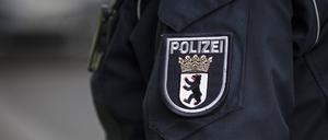  Emblem der Berliner Polizei auf der Jacke eines Polizeibeamten im Rahmen einer Verkehrskontrolle in Berlin, 27.02.2018. Berlin Deutschland *** Emblem of the Berlin police on the jacket of a police officer as part of a traffic control in Berlin 27 02 2018 Berlin Germany PUBLICATIONxINxGERxSUIxAUTxONLY Copyright: xFlorianxGaertner/photothek.netx
