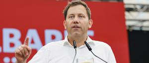 Lars Klingbeil, Bundesvorsitzender der SPD, spricht beim Politischen Frühschoppen auf einem der größten und ältesten Volksfeste Niederbayerns. 