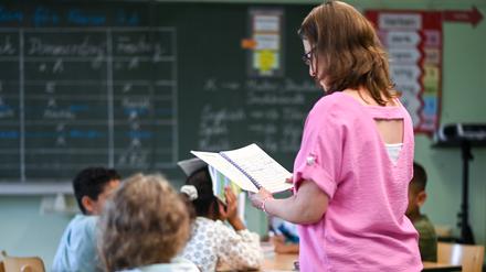 Die Senatsverwaltung für Bildung schließt wegen des Lehrermangels erstmals seit Jahrzehnten nicht aus, dass es zu Kürzungen bei den Pflichtstunden kommt. 