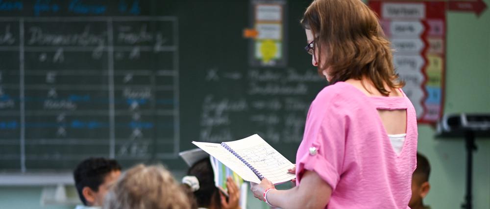 Die Senatsverwaltung für Bildung schließt wegen des Lehrermangels erstmals seit Jahrzehnten nicht aus, dass es zu Kürzungen bei den Pflichtstunden kommt. 