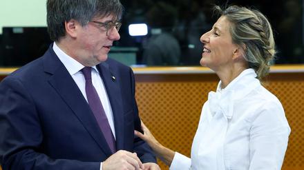 Der katalanische Separatistenführer Carles Puigdemont spricht mit der spanischen Vize-Premierministerin Yolanda Diaz.