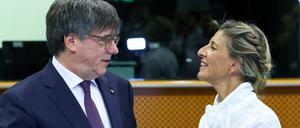 Der katalanische Separatistenführer Carles Puigdemont spricht mit der spanischen Vize-Premierministerin Yolanda Diaz.