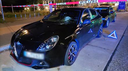 Der Unfallwagen steht an der abgesperrten Unfallstelle am Hauptbahnhof Potsdam. 