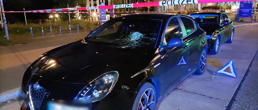 Der Unfallwagen steht an der abgesperrten Unfallstelle am Hauptbahnhof Potsdam. 