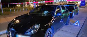 Der Unfallwagen steht an der abgesperrten Unfallstelle am Hauptbahnhof Potsdam. 