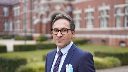Nicolai Savaskan im Jahr 2021 vor dem Gesundheitsamt Neukölln.