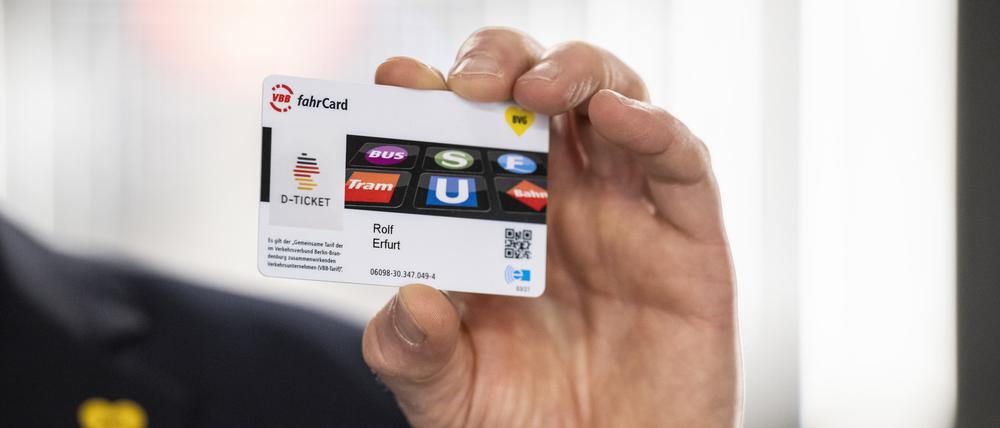 ARCHIV - 01.05.2023, Berlin: Rolf Erfurt, Vorstand Betrieb der Berliner Verkehrsbetriebe BVG, hält ein Deutschlandticket in der Hand. Das Deutschlandticket hat einer aktuellen Umfrage zufolge Tausende Menschen in den öffentlichen Personennahverkehr gelockt, die diesen zuvor nicht genutzt haben. (zu dpa: «VDV: Deutschland-Ticket lockt acht Prozent neue Nutzer in den ÖPNV») Foto: Hannes P. Albert/dpa +++ dpa-Bildfunk +++