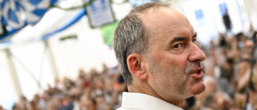 Hubert Aiwanger bei einer Wahlkampfveranstaltung vor der bevorstehenden bayerischen Landtagswahl in einem Bierzelt in Keferloh (Symbolbild)