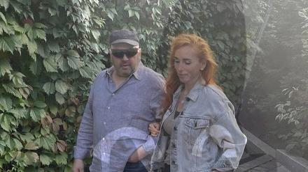 Dieses undatierte Foto vom 4. September 2023 zeigt ein Paar, bei dem es sich offenbar um den russischen General Sergej Surowikin und seine Frau Anna handelt, an einem unbekannten Ort.