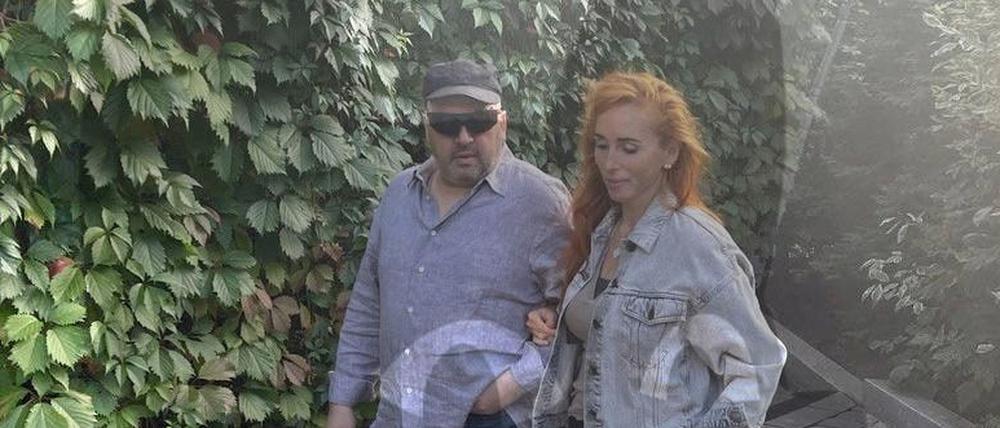 Dieses undatierte Foto vom 4. September 2023 zeigt ein Paar, bei dem es sich offenbar um den russischen General Sergej Surowikin und seine Frau Anna handelt, an einem unbekannten Ort.