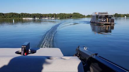 Der schwedische E-Boot-Hersteller Candela präsentiert sich in Berlin. Am Steuer Erik Eklund, Chief Commercial Vessels. (c) Stefan Jacobs