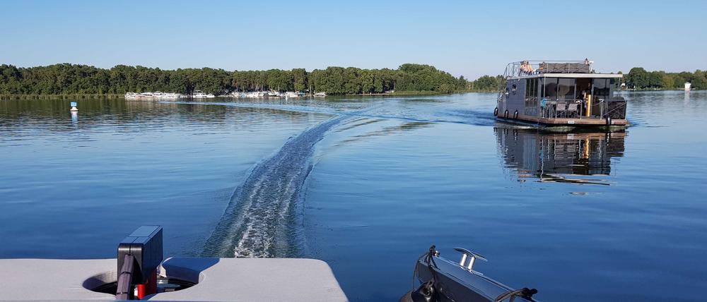 Der schwedische E-Boot-Hersteller Candela präsentiert sich in Berlin. Am Steuer Erik Eklund, Chief Commercial Vessels. (c) Stefan Jacobs