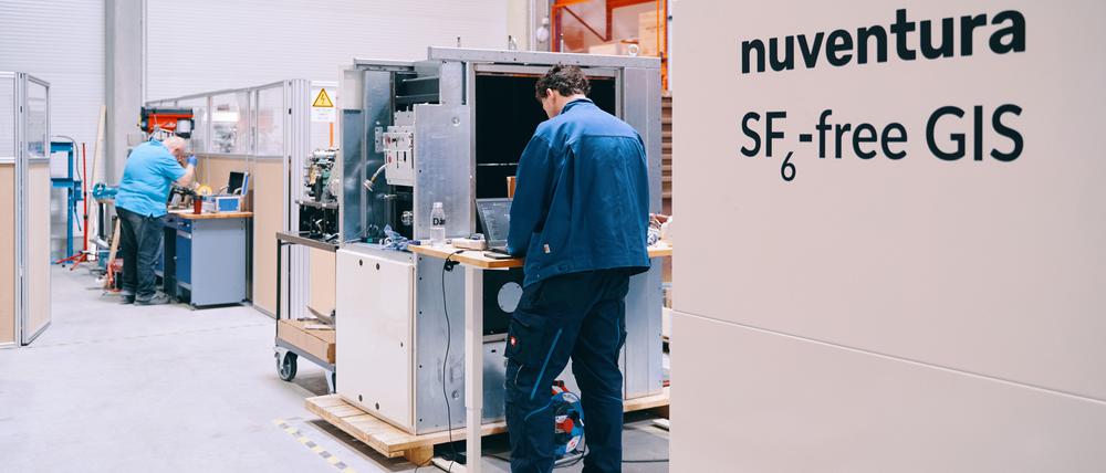 Das Berliner Unternehmen baut gasisolierte Schaltanlagen für Stromnetze und Energieinfrastrukturen.