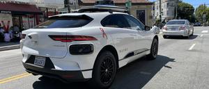 Ein Taxi von der Robotaxi-Firma Waymo  fährt durch die Straße. 