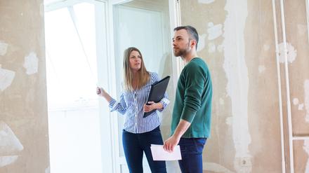Zum dpa-Magazin-Bericht vom 20. Juni 2016: Die Wohnung liegt perfekt, ist gut geschnitten und auch noch bezahlbar - aber wie überzeugt man den Makler oder Vermieter? Auch das Auftreten bei der Besichtigung ist entscheidend. (Archivbild vom 19.04.2016/Nur zur redaktionellen Verwendung durch dpa-Magazin-Bezieher im Zusammenhang mit dem genannten Text.) Foto: Christin Klose