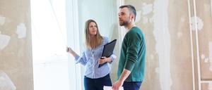 Zum dpa-Magazin-Bericht vom 20. Juni 2016: Die Wohnung liegt perfekt, ist gut geschnitten und auch noch bezahlbar - aber wie überzeugt man den Makler oder Vermieter? Auch das Auftreten bei der Besichtigung ist entscheidend. (Archivbild vom 19.04.2016/Nur zur redaktionellen Verwendung durch dpa-Magazin-Bezieher im Zusammenhang mit dem genannten Text.) Foto: Christin Klose