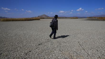 Der trockene, rissige Grund des Titicacasees in Huarina, Bolivien. Aufgrund niedriger Niederschläge und ungewöhnlich hoher Temperaturen nähert sich der Pegel des Titicacasees zwischen Peru und Bolivien einem historischen Tiefstand. 
