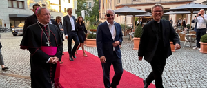 Gute Worte für den Kanzler. Bischof Georg Bätzing, Bundeskanzler Olaf Scholz und Gastgeber Karl Jüsten auf dem Weg zu wegweisenden Impulsen.