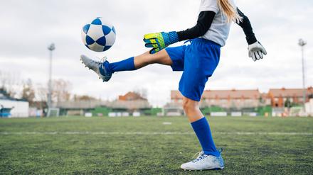 Die Gesetze der Mechanik stecken in vielen Alltagssituationen – etwa beim Fußball.