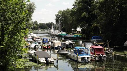 Havel, Boote, Hafen, Bootsanlegestelle, Motorboote, Potsdam, 10.07.2021, Foto: Sebastian Gabsch