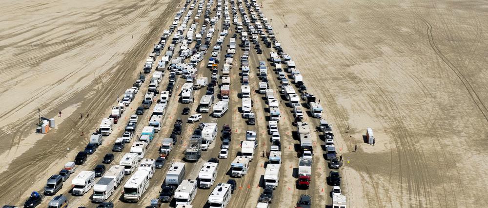 Blech an Blech verlassen die Besucher des Festivals das Gelände.     