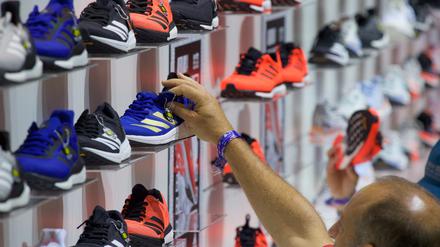Es müssen nicht immer neue Sneaker sein. Viele lassen sich reinigen und reparieren.