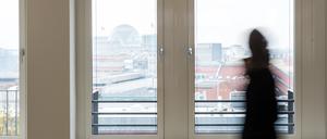 Eine Interessentin besichtigt in Berlin-Mitte eine Wohnung.