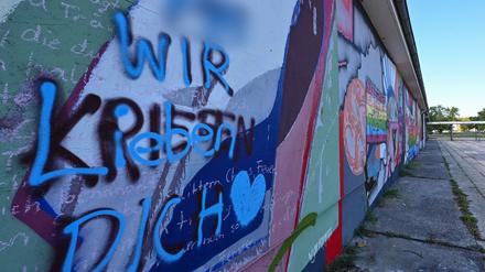 An einer Hausfassade am Platz der Jugend wurde «... wir kriegen dich» aufgesprüht und später in «... wir lieben dich» übersprüht.