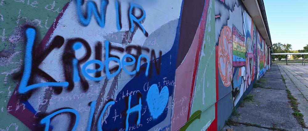 An einer Hausfassade am Platz der Jugend wurde «... wir kriegen dich» aufgesprüht und später in «... wir lieben dich» übersprüht.