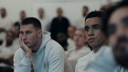 Lauschen dem Trainer: Niklas Süle und Jamal Musiala bei der WM in Katar.