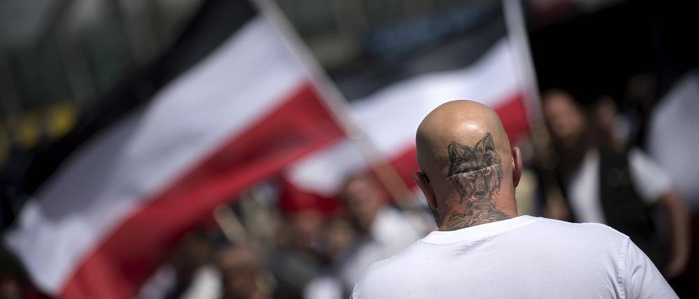 Rechte und neofaschistische Teilnehmer am Gedenkmarsch rechter Gruppen und Organisationen zum 30. Jahrestag vom Tod von Adolf Hitler