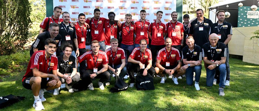 Gruppenfoto im Sommergarten: Der 1. FC Union Berlin kam am Dienstag zur Ifa.