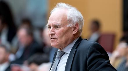 Der ehemalige Parteivorsitzende der CSU, Erwin Huber, steht am 29.11.2017 im bayerischen Landtag in München (Bayern). 