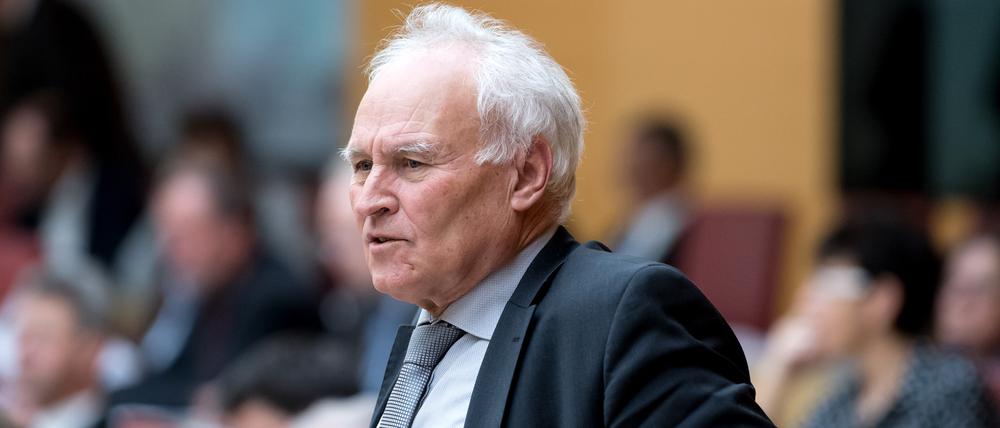 Der ehemalige Parteivorsitzende der CSU, Erwin Huber, steht am 29.11.2017 im bayerischen Landtag in München (Bayern).
