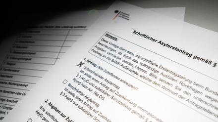 Ein schriftlicher Asylerstantrag des Bundesamts für Migration und Flüchtlinge (BAMF) liegt auf einem Tisch (gestellte Szene).