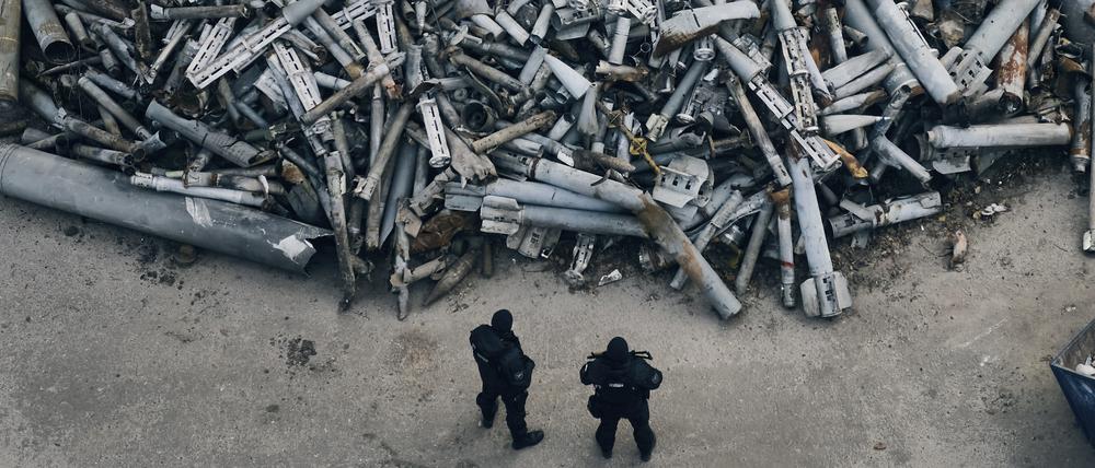 Polizeibeamte betrachten in der ukrainischen Stadt Charkiw die gesammelten Reste der russischen Raketen, darunter auch Streumunition, die in Charkiw eingeschlagen sind.