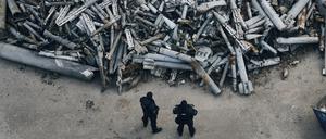 Polizeibeamte betrachten in der ukrainischen Stadt Charkiw die gesammelten Reste der russischen Raketen, darunter auch Streumunition, die in Charkiw eingeschlagen sind.