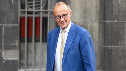 Friedrich Merz verlässt eine Preisverleihung in Aachen.